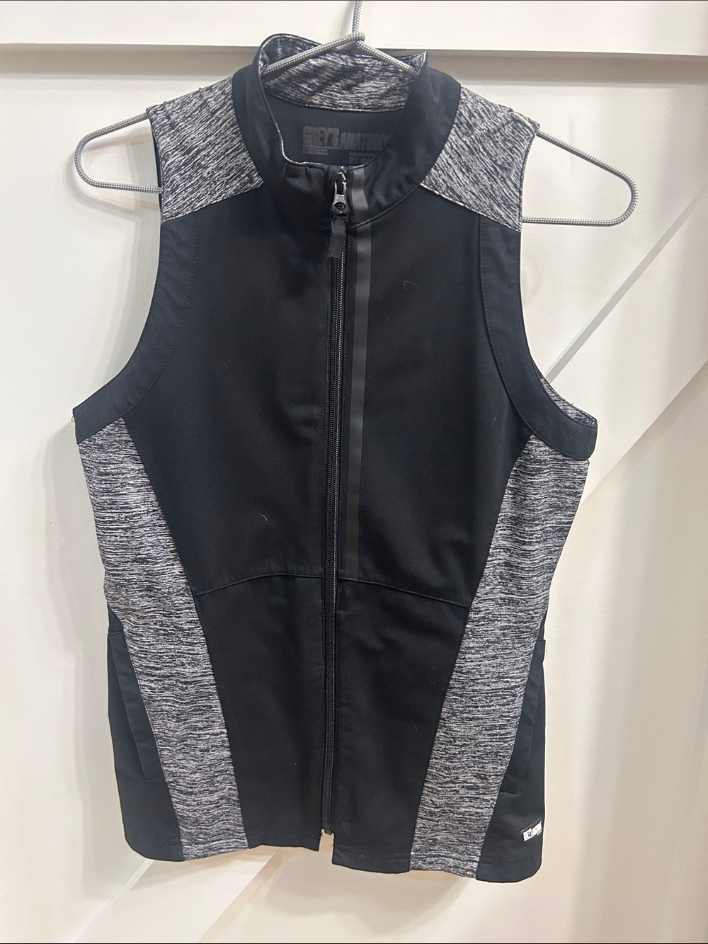 Grey's Anatomy Black & Heather Gray Sleeveless Zip-Front Scrub Vest